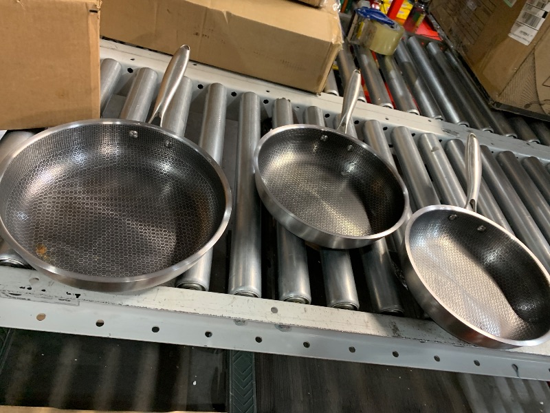 Photo 1 of ***(NO RETURNS OR REFUNDS/ FOR PARTS ONLY/ NON FUNCTIONAL)***
SET OF 3 ASSORTED SIZES PANS WITH NO LIDS 