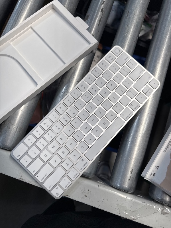 Photo 1 of ( OLD CHARGER MODEL) (MISSING CHARGER) Apple Magic Keyboard with Touch ID for Mac Models with Apple Silicon - US English (OLD CHARGER MODEL) 