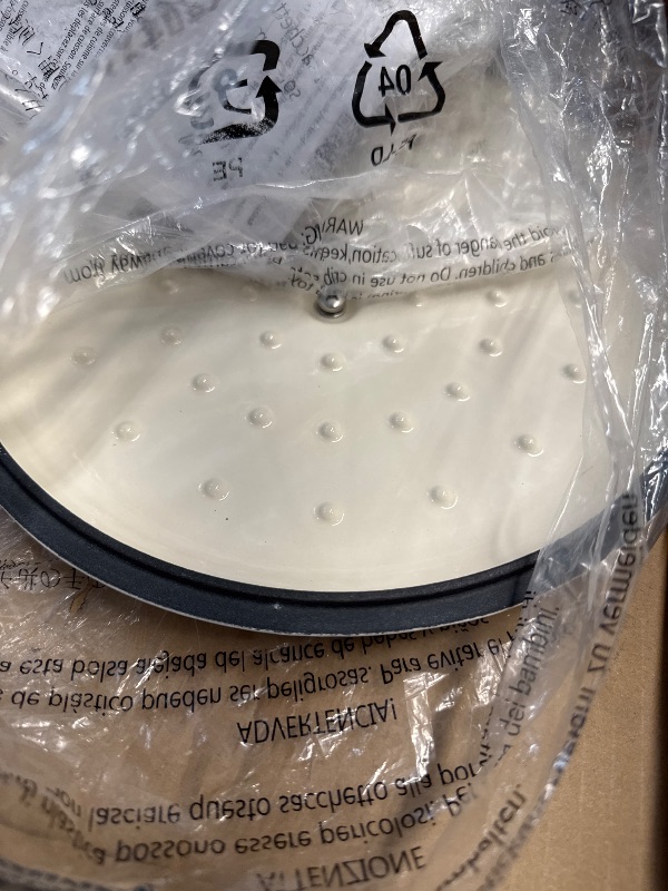 Photo 1 of (GOOD/FAIR) Amazon Basics Cast Iron Dutch Oven Pot with Lid, Enameled, Round, Dual Handles, Heavy-Duty, Medium, 6-Quart, Matte White