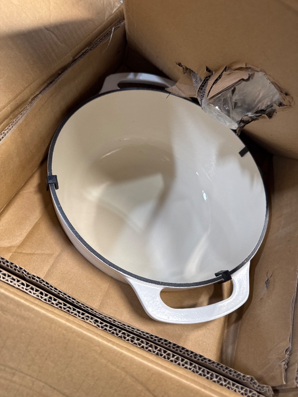 Photo 1 of (GOOD/FAIR) Amazon Basics Cast Iron Dutch Oven Pot with Lid, Enameled, Round, Dual Handles, Heavy-Duty, Medium, 6-Quart, Matte White