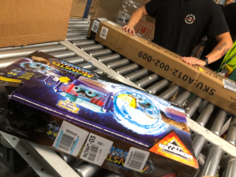 Photo 1 of (PARTS) (NOT A COMPLETE SET) Monster Jam, Megalodon Monster Wash, Includes Color-Changing Truck, Interactive Water Play Kids Toys for Aged 3 and Up