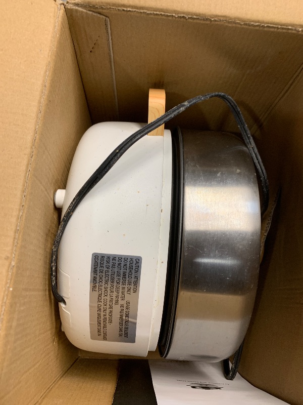 Photo 1 of (Used item)Aroma Housewares AMC-130 Whatever Pot, Indoor Grill, Cooking, Hot Pot with Glass Lid, Bamboo Handles, 2.5L, Stainless Steel/White