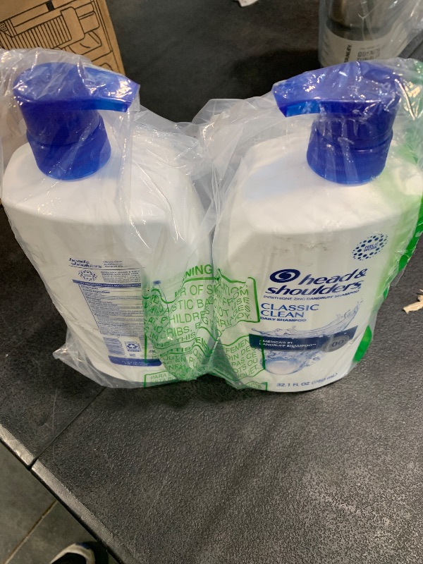 Photo 1 of * PACK OF TWO *Head and Shoulders Classic Clean Anti-Dandruff Shampoo 32.1 Fl Oz 