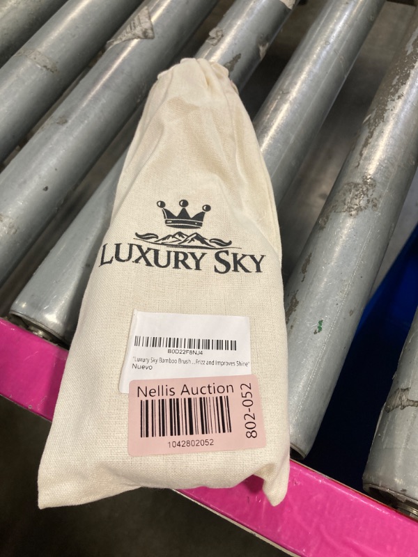 Photo 1 of "Luxury Sky BAMBOO HAIR BRUSH - Anti-Frizz, Soft and Natural Bristles, Eco-Friendly and Detangling, Massages the Scalp, Ideal for All Hair Types, Reduces Frizz and Improves Shine.