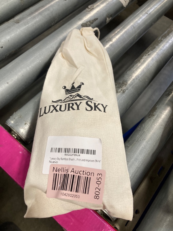 Photo 1 of "Luxury Sky BAMBOO HAIR BRUSH - Anti-Frizz, Soft and Natural Bristles, Eco-Friendly and Detangling, Massages the Scalp, Ideal for All Hair Types, Reduces Frizz and Improves Shine.