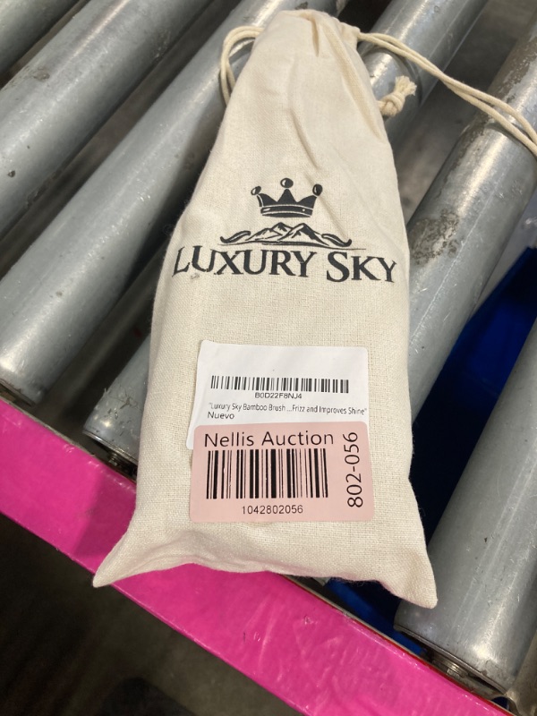 Photo 1 of "Luxury Sky BAMBOO HAIR BRUSH - Anti-Frizz, Soft and Natural Bristles, Eco-Friendly and Detangling, Massages the Scalp, Ideal for All Hair Types, Reduces Frizz and Improves Shine.