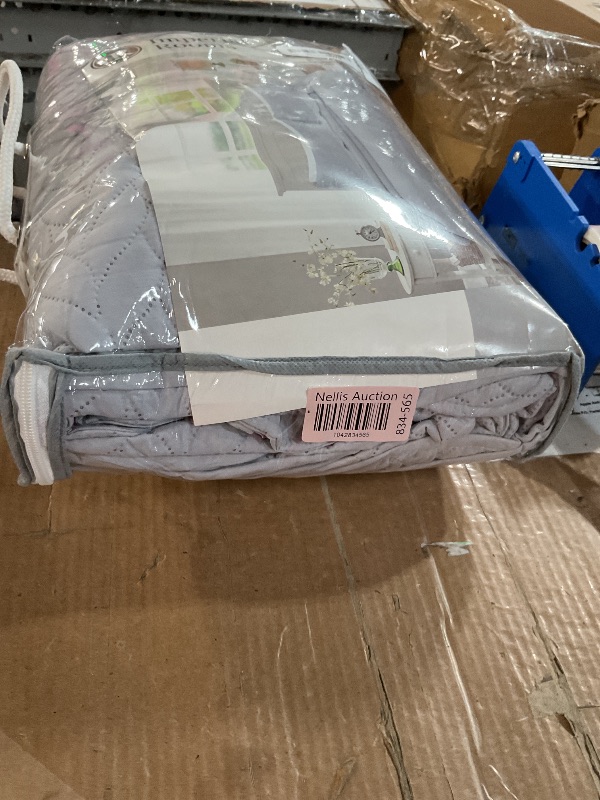 Photo 1 of (Used) MOONLIGHT20015 Bedspreads Quilts Queen Size Bedding Set (90" x 96") - 2 Pillow Shams (20" x 26"+ 2") - Summer Lightweight Reversible 