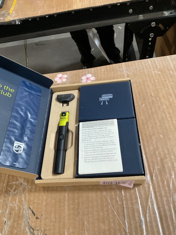 Photo 1 of ***(MISSING PARTS/ SEE NOTES)***Philips Norelco OneBlade 360 with Connectivity Hybrid Face, Electric Beard Trimmer and Shaver, with 360 Blade Technology, 1x360 Blade for Face, 5in1 Adjustable Comb, Model QP4530/90