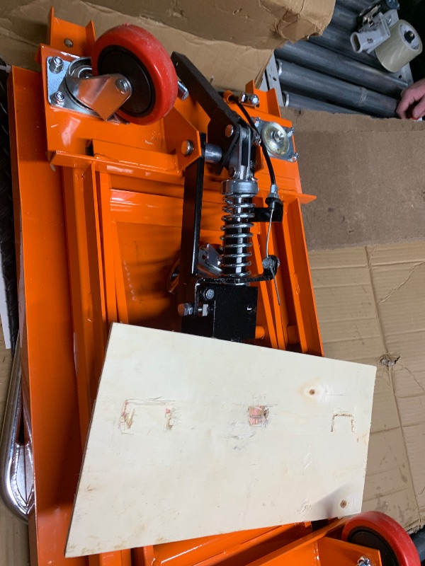 Photo 1 of ***MISSING 1 WHEEL***

VEVOR 500 LBS Hydraulic Lift Table Cart with 11"-35.4" Lift Range, Hydraulic Scissor Cart with Non-Slip Pad & 4 Wheels, Manual Single Scissor Lift for Material Handling and Transportation