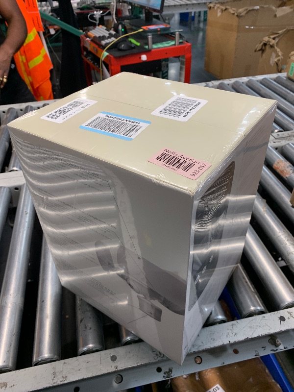 Photo 1 of ****FACTORY SEALED***KUNA New SE Camera Floodlight - Outdoor Light with 1080p Video Camera, iOS/Android App Controlled, Push Notifications, Security & Alarm - Requires The New SE APP