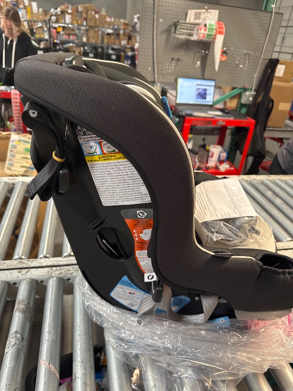 Photo 1 of (GOOD/FAIR) Graco Extend2Fit Convertible Baby Car Seat, Rear and Forward Facing, Adjustable Extension Panel for Extra Legroom, Gotham