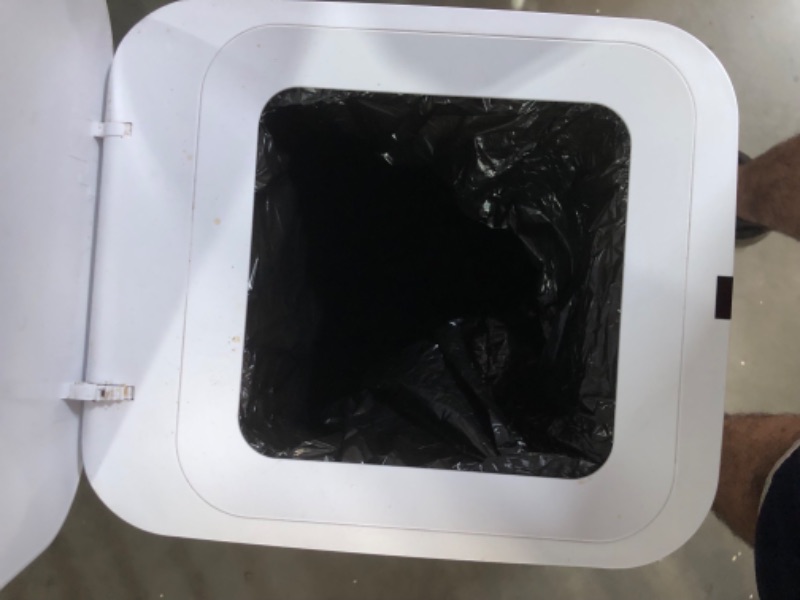 Photo 1 of ***HEAVILY USED AND DIRTY - SEE PICTURES***
Airdeer Automatic Trash Can, 8 Gallon Self Sealing and Self-Changing Smart Trash Can, Motion Sensor, Touchless Garbage can with lid for Kitchen Bathroom Bedroom Office, 6 Refill Rings(L2, White)