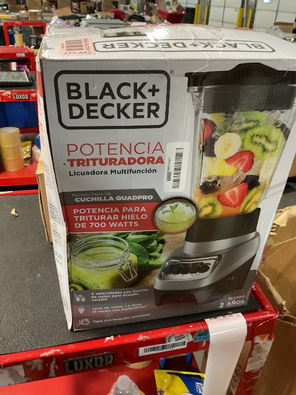 Photo 1 of (PARTS/SCRAP) (DOESN'T POWER ON) BLACK+DECKER PowerCrush Countertop Blender, 6-Cup Glass Jar, For Smoothies and More, Stainless Steel Blade, 4 Speed Settings to Puree, Crush Ice, Chop, Dice, and Pulse, Dishwasher Safe, 700W Motor