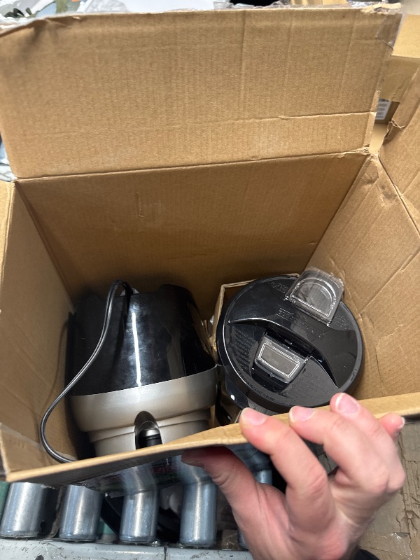 Photo 1 of (PARTS/SCRAP) (DOESN'T POWER ON) BLACK+DECKER PowerCrush Countertop Blender, 6-Cup Glass Jar, For Smoothies and More, Stainless Steel Blade, 4 Speed Settings to Puree, Crush Ice, Chop, Dice, and Pulse, Dishwasher Safe, 700W Motor