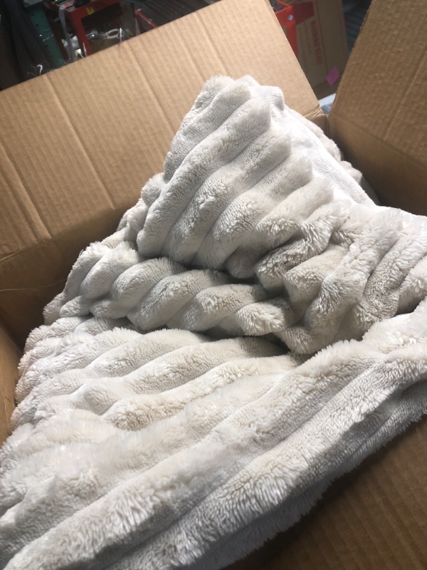 Photo 1 of ** USED ** NOT ORG PACKAGING ** APPEARS CLEAN ** Bedsure Fluffy Comforter Set Queen - Super Soft Faux Fur Bed Set Linen, Winter Warm Plush Fleece Bedding, 3 Pieces, 1 Shaggy Fuzzy Queen Size Comforter with 2 Pillowcases