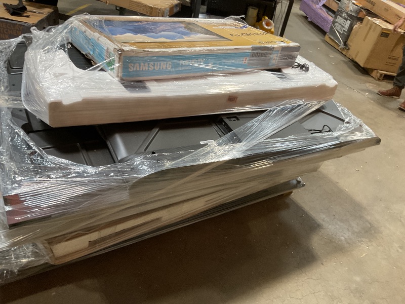 Photo 1 of **FINAL SALE // NO RETURNS // AS IS //  PALLET OF 8 BROKEN TELEVISIONS**WILL NEED A TRUCK TO PICKUP