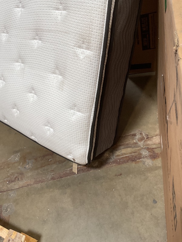 Photo 1 of **DAMAGE FROM TRANSPORT **ZINUS 12 Inch True Support Hybrid Mattress [New Version], King, Fiberglass Free, Medium Feel, Motion Isolation, Certified Safe Foams & Fabric, Mattress
