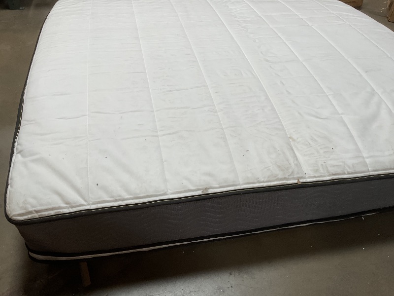 Photo 1 of **DAMAGE FROM TRANSPORT **ZINUS 12 Inch True Support Hybrid Mattress [New Version], King, Fiberglass Free, Medium Feel, Motion Isolation, Certified Safe Foams & Fabric, Mattress