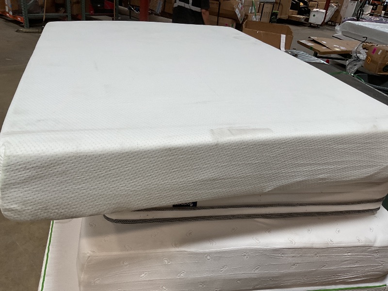 Photo 1 of **DIRTY FROM TRANSPORT**ZINUS 10 Inch Green Tea Memory Foam Mattress [New Version], Queen, Fiberglass free, Medium Firm Feel, Zoned Pressure Relief, Certified Safe Foams & Fabric, 
