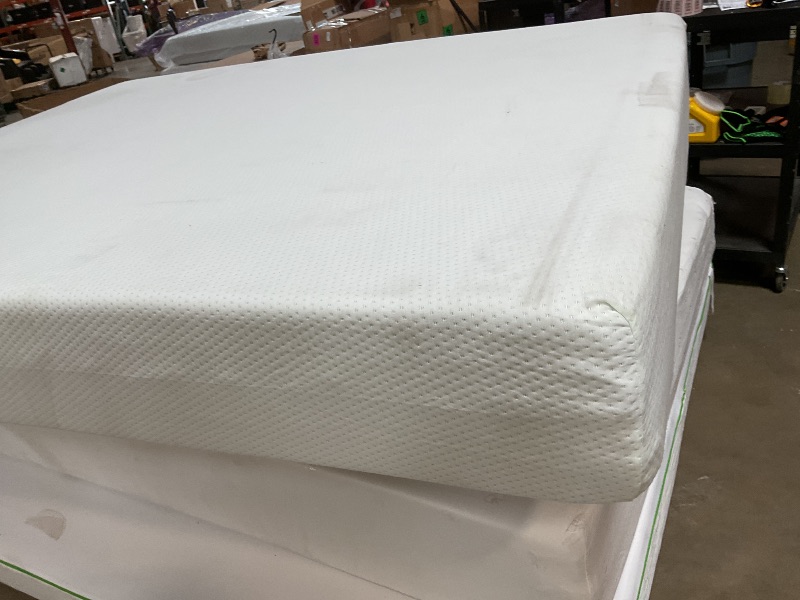 Photo 1 of **DIRTY FROM TRANSPORT**ZINUS 10 Inch Green Tea Memory Foam Mattress [New Version], Queen, Fiberglass free, Medium Firm Feel, Zoned Pressure Relief, Certified Safe Foams & Fabric, 