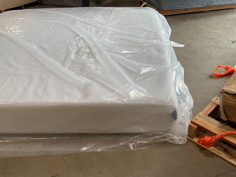 Photo 1 of **DIRTY FROM TRANSPORT **ZINUS 10 Inch Green Tea Cooling Memory Foam Mattress [New Version], King, Fiberglass Free, Medium Firmness, Cooling Gel Foam, Certified Safe Foams & Fabric, 