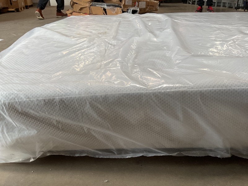 Photo 1 of **DIRTY FROM TRANSPORT **ZINUS 10 Inch Green Tea Cooling Memory Foam Mattress [New Version], King, Fiberglass Free, Medium Firmness, Cooling Gel Foam, Certified Safe Foams & Fabric, 