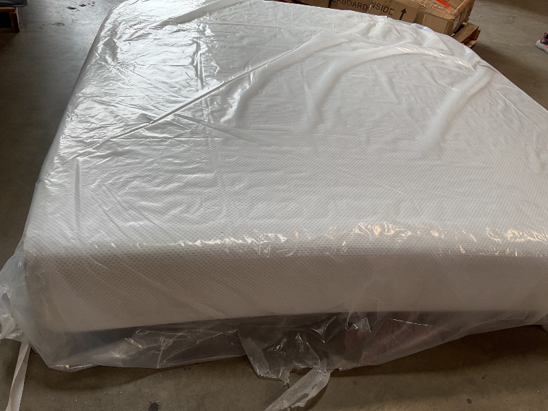 Photo 1 of **DIRTY FROM TRANSPORT **ZINUS 10 Inch Green Tea Cooling Memory Foam Mattress [New Version], King, Fiberglass Free, Medium Firmness, Cooling Gel Foam, Certified Safe Foams & Fabric, 