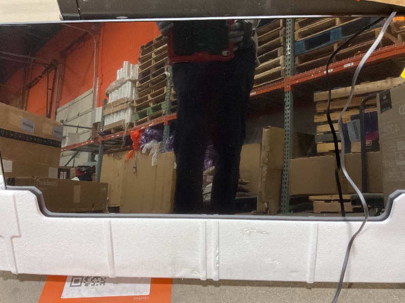 Photo 1 of ****CRACKED SCREEN TELEVISION IS FOR PARTS ONLY**** SAMSUNG 43-Inch Class QLED Q7F Series Samsung Vision AI Smart TV (2025 Model, 43Q7F) Quantum HDR, Object Tracking Sound Lite, Q4 AI Gen1 Processor, 4K upscaling, Gaming Hub, Alexa Built-in