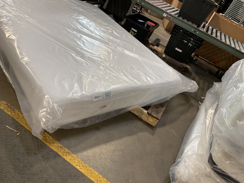 Photo 1 of *MAY BE DIRTY FROM TRANSPORT *ZINUS 10 Inch Green Tea Cooling Memory Foam Mattress [New Version], Queen, Fiberglass Free, Medium Firmness, Cooling Gel Foam, Certified Safe Foams & Fabric, 