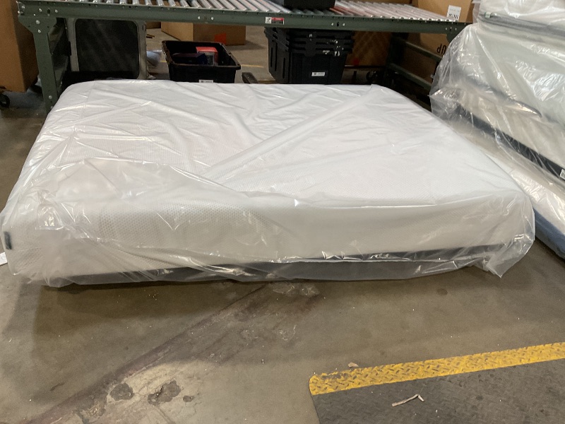 Photo 1 of *MAY BE DIRTY FROM TRANSPORT *ZINUS 10 Inch Green Tea Cooling Memory Foam Mattress [New Version], Queen, Fiberglass Free, Medium Firmness, Cooling Gel Foam, Certified Safe Foams & Fabric, 