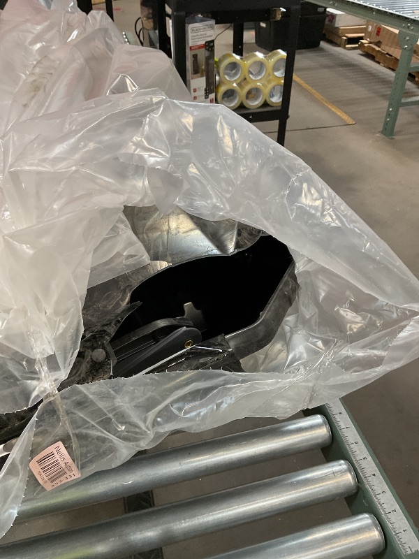 Photo 1 of **ONE SIDE CRACKED / Broke** Thule Motion 3 Rooftop Box, Black