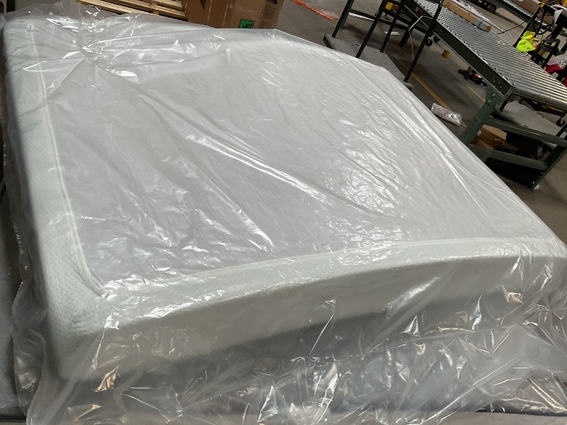 Photo 1 of **DIRTY FROM TRANSPORT** ZINUS 10 Inch Green Tea Memory Foam Mattress [New Version], Queen, Fiberglass free, Medium Firm Feel, Zoned Pressure Relief, Certified Safe Foams & Fabric, 