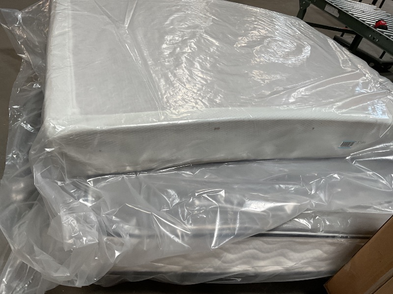 Photo 1 of **DIRTY FROM TRANSPORT** ZINUS 10 Inch Green Tea Memory Foam Mattress [New Version], Queen, Fiberglass free, Medium Firm Feel, Zoned Pressure Relief, Certified Safe Foams & Fabric, 