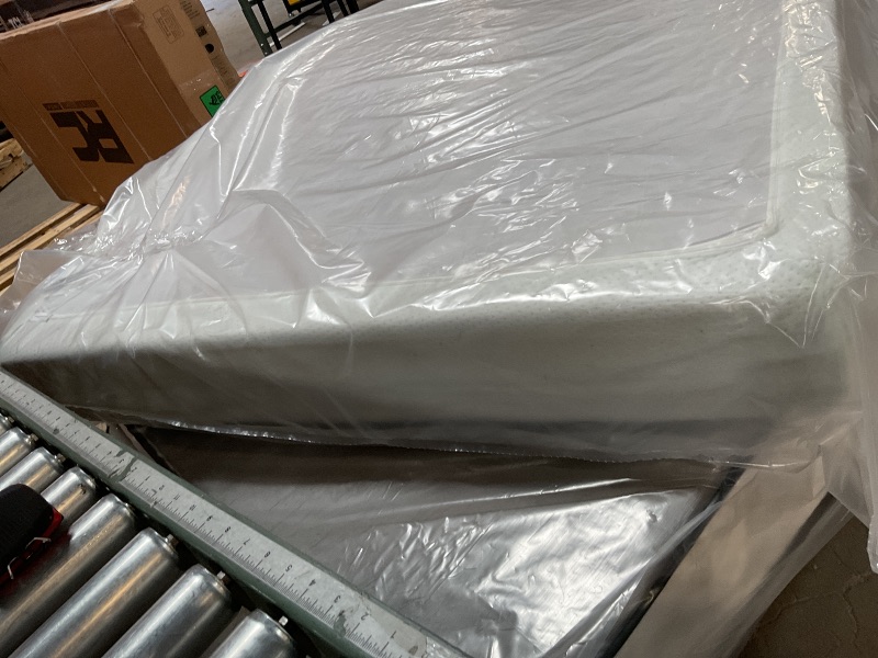 Photo 1 of **DIRTY FROM TRANSPORT** ZINUS 10 Inch Green Tea Memory Foam Mattress [New Version], Queen, Fiberglass free, Medium Firm Feel, Zoned Pressure Relief, Certified Safe Foams & Fabric, 