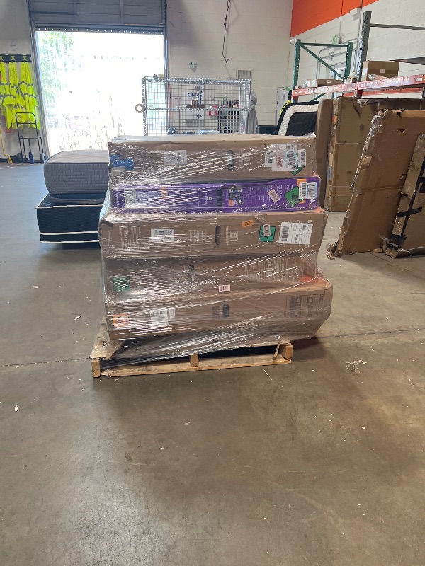 Photo 1 of ** FINAL SALE / NO REFUND OR RETURN. FINAL SALE** 
PALLET OF BROKEN TVS