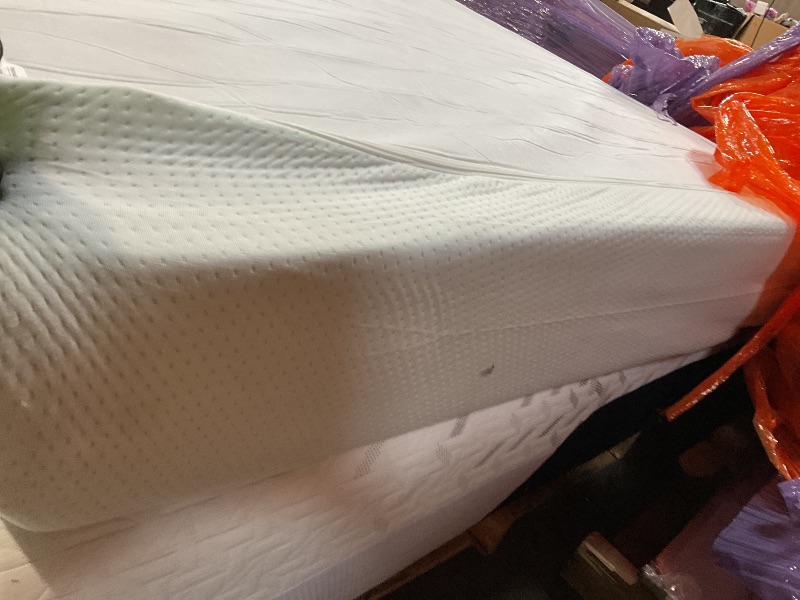 Photo 1 of **DIRTY FROM TRANSPORT **ZINUS 10 Inch Green Tea Memory Foam Mattress [New Version], Queen, Fiberglass free, Medium Firm Feel, Zoned Pressure Relief, Certified Safe Foams & Fabric, 