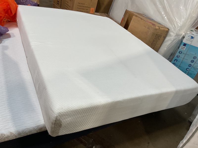 Photo 1 of **DIRTY FROM TRANSPORT **ZINUS 10 Inch Green Tea Memory Foam Mattress [New Version], Queen, Fiberglass free, Medium Firm Feel, Zoned Pressure Relief, Certified Safe Foams & Fabric, 