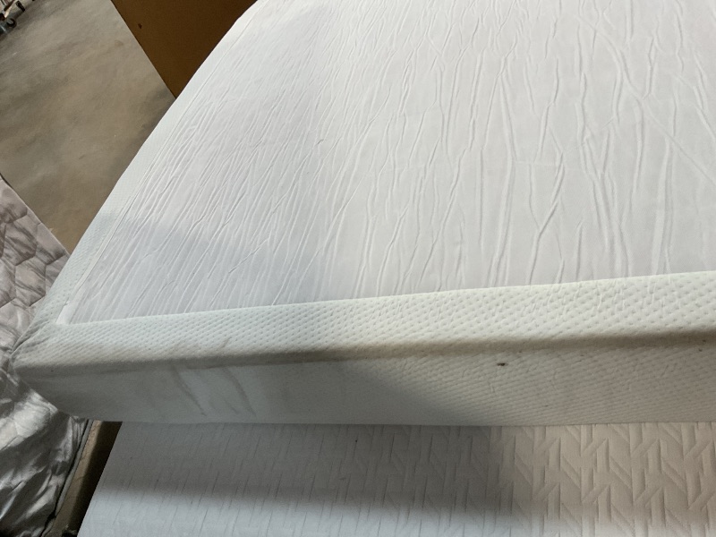 Photo 1 of **DIRTY FROM TRANSPORT **ZINUS 10 Inch Green Tea Memory Foam Mattress [New Version], Queen, Fiberglass free, Medium Firm Feel, Zoned Pressure Relief, Certified Safe Foams & Fabric, 