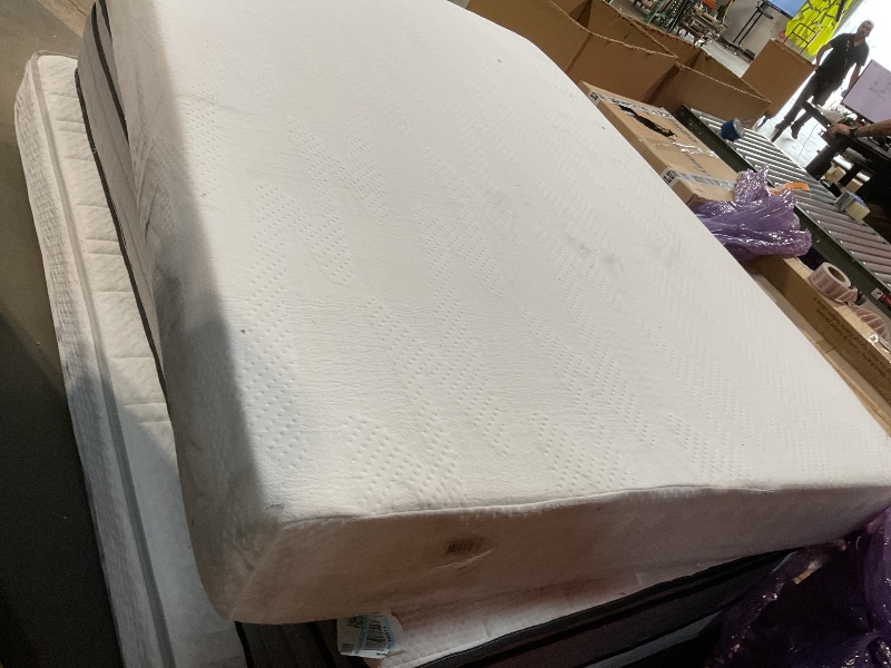 Photo 1 of **DIRTY FROM TRANSPORT **Novilla Queen Mattress, 10 Inch Queen Size Mattress  Gel Memory Foam Mattresses for Comfort Sleep, Cooling Night Sleep & Pressure Relief, CertiPUR-US Certified