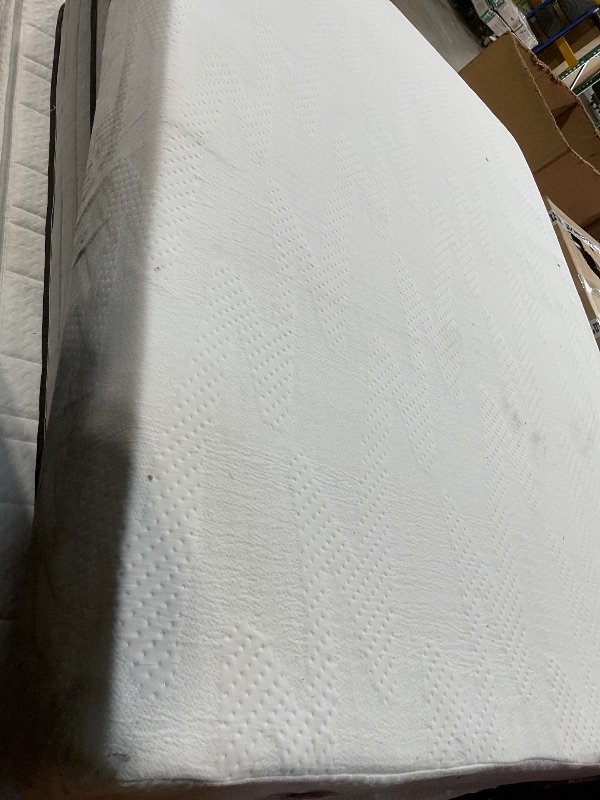 Photo 1 of **DIRTY FROM TRANSPORT **Novilla Queen Mattress, 10 Inch Queen Size Mattress  Gel Memory Foam Mattresses for Comfort Sleep, Cooling Night Sleep & Pressure Relief, CertiPUR-US Certified