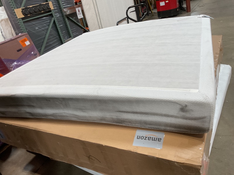 Photo 1 of **DIRTY FROM TRANSPORT **ZINUS 10 Inch Green Tea Cooling Memory Foam Mattress [New Version], King, Fiberglass Free, Medium Firmness, Cooling Gel Foam, Certified Safe Foams & Fabric, **DIRTY FROM TRANSPORT **