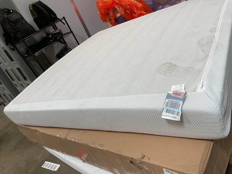 Photo 1 of **DIRTY FROM TRANSPORT **ZINUS 10 Inch Green Tea Cooling Memory Foam Mattress [New Version], King, Fiberglass Free, Medium Firmness, Cooling Gel Foam, Certified Safe Foams & Fabric, **DIRTY FROM TRANSPORT **