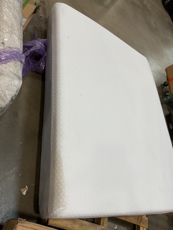 Photo 1 of **DIRTY FROM TRANSPORT **ZINUS 10 Inch Green Tea Essential Memory Foam Mattress [New Version], Queen, Fiberglass Free, Medium Feel, Breathable Airflow Memory Foam, Certified Safe Foams & Fabric, Mattress 