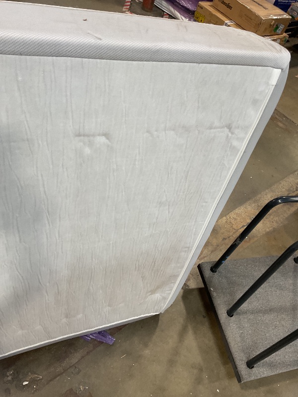 Photo 1 of **DIRTY FROM TRANSPORT **ZINUS 10 Inch Green Tea Essential Memory Foam Mattress [New Version], Queen, Fiberglass Free, Medium Feel, Breathable Airflow Memory Foam, Certified Safe Foams & Fabric, Mattress 