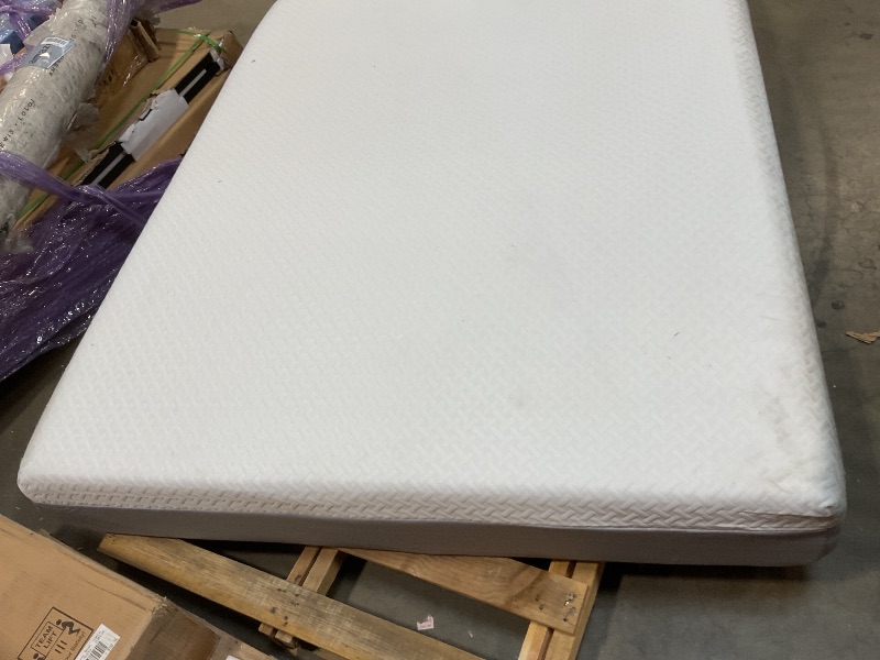 Photo 1 of **DIRTY FROM TRANSPORT **ZINUS 10 Inch Green Tea Essential Memory Foam Mattress [New Version], Queen, Fiberglass Free, Medium Feel, Breathable Airflow Memory Foam, Certified Safe Foams & Fabric, Mattress 