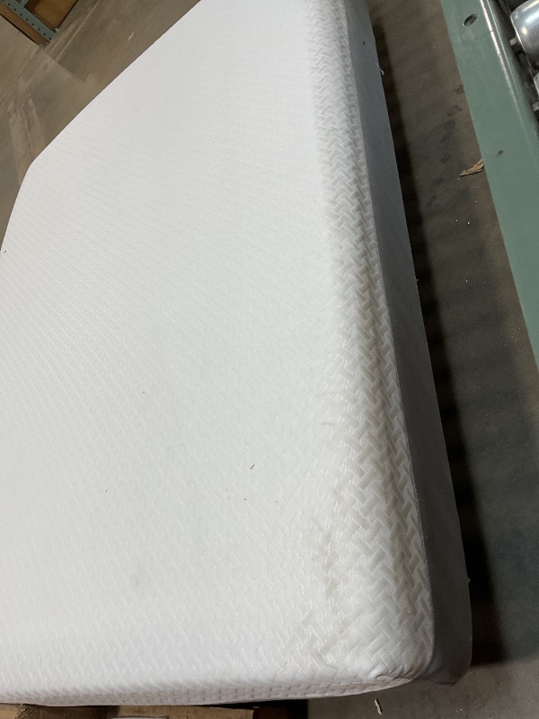 Photo 1 of **DIRTY FROM TRANSPORT **ZINUS 10 Inch Green Tea Essential Memory Foam Mattress [New Version], Queen, Fiberglass Free, Medium Feel, Breathable Airflow Memory Foam, Certified Safe Foams & Fabric, Mattress 