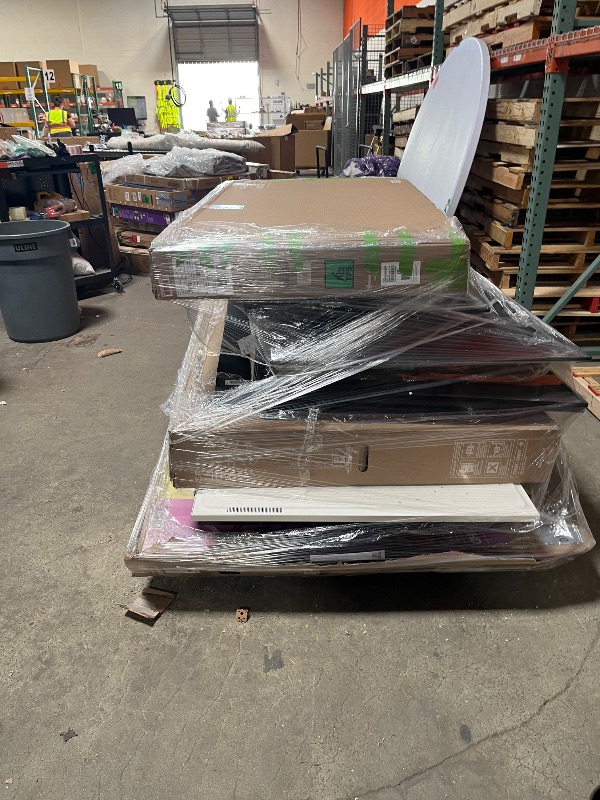 Photo 1 of ** FINAL SALE / NO REFUND OR RETURN.
FINAL SALE**
PALLET OF BROKEN TVS