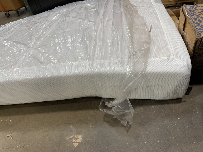 Photo 1 of **DIRT FROM TRANSPORT **ZINUS 10 Inch Green Tea Cooling Memory Foam Mattress [New Version], Queen, Fiberglass Free, Medium Firmness, Cooling Gel Foam, Certified Safe Foams & Fabric, Mattress in A Box