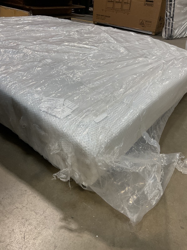 Photo 1 of **DIRT FROM TRANSPORT **ZINUS 10 Inch Green Tea Cooling Memory Foam Mattress [New Version], Queen, Fiberglass Free, Medium Firmness, Cooling Gel Foam, Certified Safe Foams & Fabric, Mattress in A Box