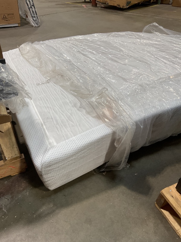 Photo 1 of **DIRT FROM TRANSPORT **ZINUS 10 Inch Green Tea Cooling Memory Foam Mattress [New Version], Queen, Fiberglass Free, Medium Firmness, Cooling Gel Foam, Certified Safe Foams & Fabric, Mattress in A Box